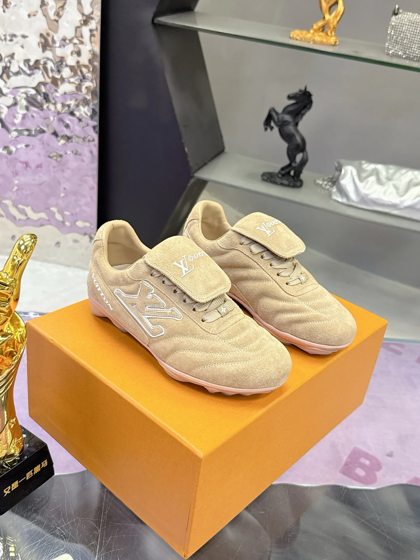 Factory price: 700💰 2025 new LV sneakers for couples, 🔥🔥🔥You will look fashionable when you wear them ❤️ LV football shoe series 💗 This Footprint Soccer sneaker was unveiled in the 2025 spring and summer series fashion show. It is the first sneaker designed by Pharrell Williams inspired by football shoes. The shoes are inspired by football, a sport that spans generations and cultures💎, echoing the theme of unity and universal participation in the 2025 spring and summer series fashion show. The shoe is known for its sleek design, with the dynamic IV Initials logo embellished on the side, the Lvers United emblem inspired by the football team on the tongue, and the sole patterned rubber sole decorated with multiple Louis Vuitton logos. Stylish and casual wear, a trend-setter in the fashion industry. Made of imported cowhide with full craftsmanship💓 Number of sizes (women’s 35-41, women’s 41 customized) (men’s 39-46, 45-46 customized)
